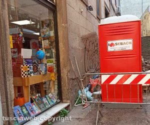 Viterbo - Bagni chimici accanto alla libreria in via Matteotti