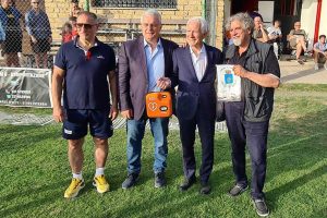 Uno dei defibrillatori consegnati dall'associazione Ruben Ciarlanti