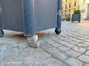 Viterbo - La fioriera danneggiata in piazza del comune