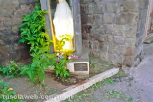 Viterbo - La statua della Madonna a porta da San Marco