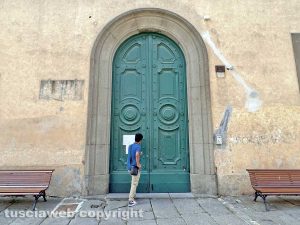 Il portone dell'anagrafe di piazza fontana grande