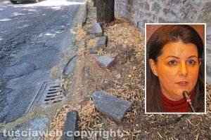 Viterbo - "Bombardati" i marciapiedi in via Santa Maria in Gradi