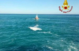 I vigili del fuoco in azione per un soccorso in mare (foto di repertorio)