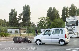 Viterbo - Scooter contro auto allo svicolo di strada Bagni per Vetralla