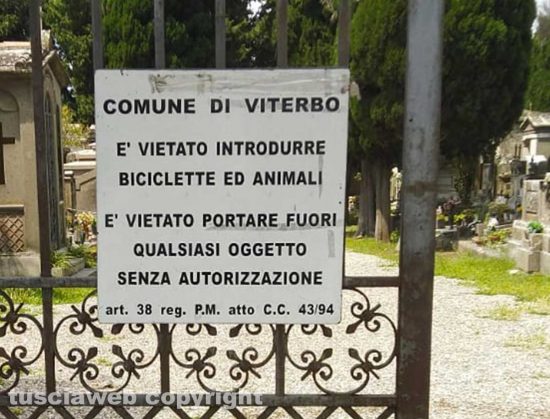 Viterbo - Cimitero San Lazzaro - Il divieto di entrata animali