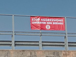 Viterbo - Lo striscione di Fp Cgil nei pressi dell'ospedale Belcolle