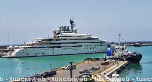 Civitavecchia - Lo yacht "Opera" che esce dal porto