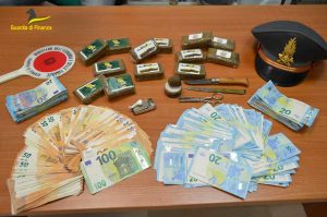 Latina - Guardia di finanza - La droga, i soldi e il materiale sequestrato