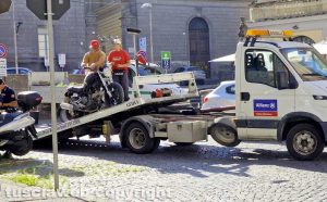 Una moto multata e rimossa a piazza Dante