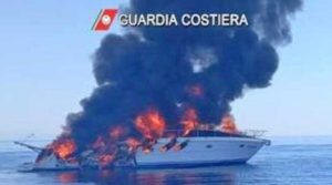 Livorno - Affonda una barca in fiamme