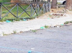Viterbo - Parcheggio del Sacrario, nessuno si preoccupa di pulire