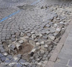 Viterbo - Strada dissestata in via della Cava