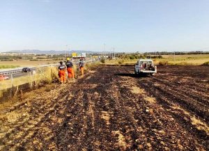 Tarquinia - Incendio di sterpaglie lungo l'autostrada - I volontari Aeopc in azione per domare le fiamme