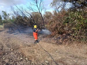 Tarquinia - Sterpaglie in fiamme alla Farnesiana - Aeopc in azione