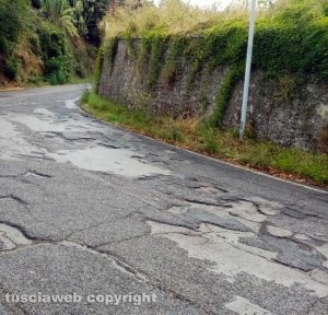 Viterbo - Il dissesto stradale di via Santa Maria della Grotticella - Immagine di repertorio