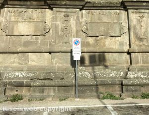 Viterbo - Basilica alla Quercia - Divieto di sosta cementato a terra