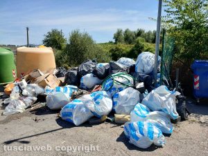 Viterbo - Rifiuti in strada Quartuccio