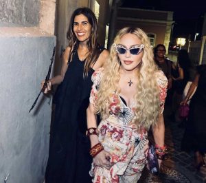 Madonna indossa una borsa della collezione di Benedetta Bruzziches