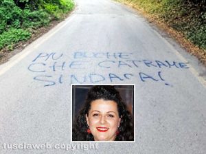 Viterbo – Scritta in strada Signorino - Nel riquadro la sindaca che non c'è Chiara Frontini