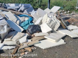 Viterbo - I rifiuti ingombranti abbandonati su strada Filante a San Martino