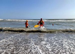 Un salvataggio dei vigili del fuoco in mare