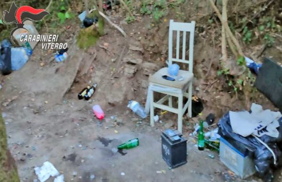 Spaccio anche nei boschi dell'alta Tuscia - Nella foto un bivacco