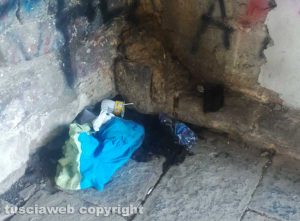 Viterbo - Via delle Caprarecce - Feci coperte da un costume e rifiuti abbandonati