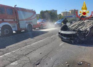 Civitavecchia - Perde il controllo dell'auto, colpisce il guardrail e cappotta