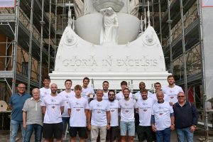 Sport - Pallacanestro - Stella azzurra - Giocatori e staff sotto la Macchina di Santa Rosa