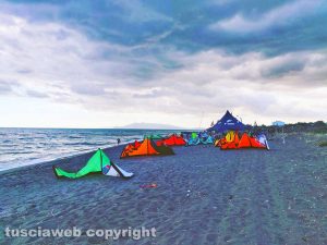 Montalto di Castro - Lo stand della scuola di kite surf Kite Wind Bay nel tratto di spiaggia tra Costa Selvaggia e Capalbio