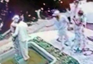 Viggiù - Turisti tedeschi distruggono una statua dell'800 mentre girano un video