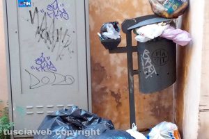 Viterbo - Cestino strapieno di rifiuti in via Orologio Vecchio