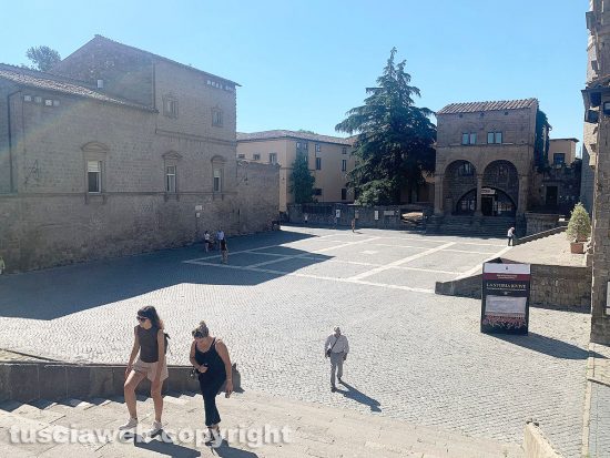 Viterbo - Ferragosto in città, turisti per le vie