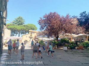 Viterbo - Ferragosto in città, turisti per le vie