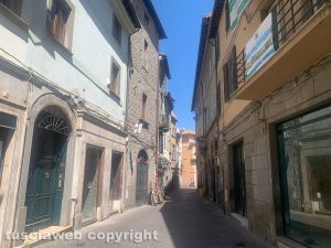 Viterbo - Ferragosto in città, turisti per le vie