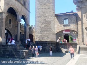 Viterbo - Ferragosto in città, turisti per le vie