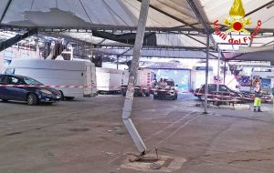 Civitavecchia - Il danno al palo della tensostruttura