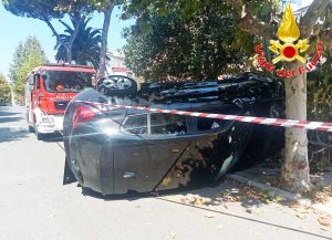 Santa Marinella - Auto finisce contro albero