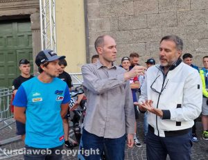 Viterbo - L'assessore Emanuele Aronne con il campione supermoto Elia Sammartin
