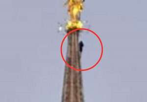 Scalano la guglia della Madonnina del duomo di Milano