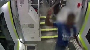 Lecco - Aggrediscono un minorenne sul treno con un machete