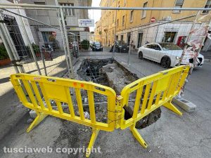 Piazza della Rocca - Gli scavi pieni di immondizia