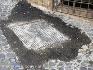 Viterbo - Pavimento stradale rovinato in via Mazzini
