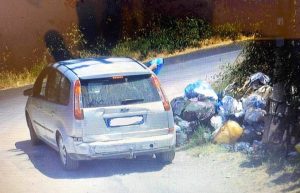 Civitavecchia - Alcuni incivili gettano rifiuti per strada