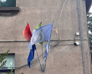 Viterbo - Le bandiere sul muro della scuola a San Martino