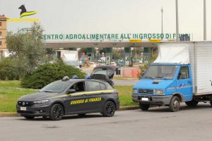 Fondi - I controlli della guardia di finanza al mercato
