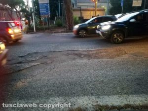 Viterbo - Strisce pedonali inesistenti al passaggio a livello