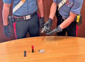 Viterbo - La pistola e il materiale sequestrati