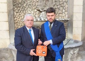 Viterbo - Francesco Ciarlanti dona un defibrillatore alla provincia