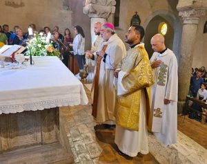 Angelo Mattiucci e Blanquicett, i due ordinandi con il vescovo Salvi